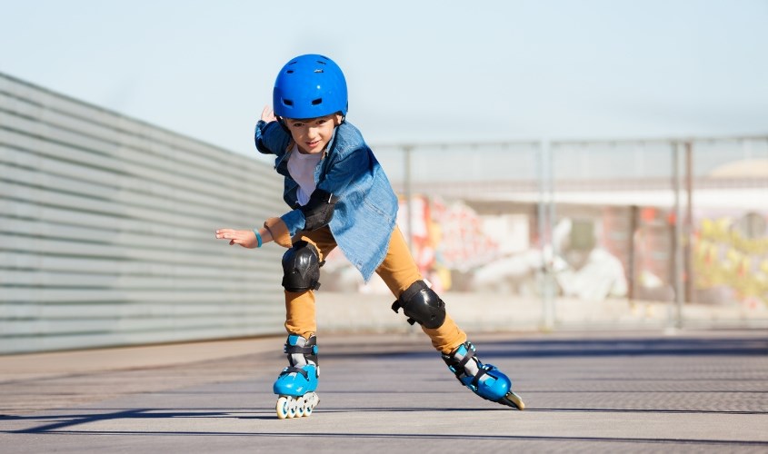Nên đeo bảo vệ tay chân cho bé khi bé chơi patin
