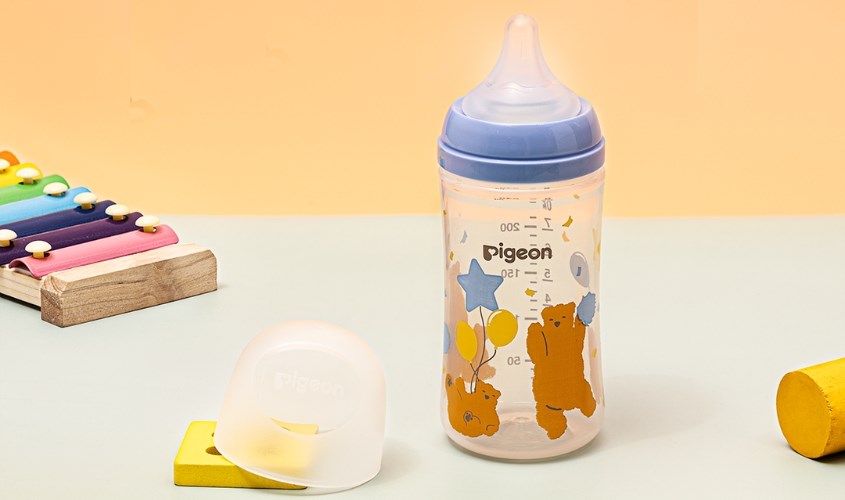 Bình sữa nhựa PP Pigeon Softouch Plus WN3 cổ rộng 240 ml - Hình gấu (từ 3 tháng)