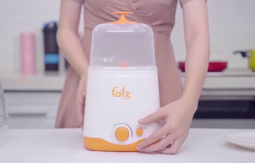 Mẹ nên vệ sinh máy hâm sữa khoảng 4 tuần 1 lần để máy được sạch khuẩn