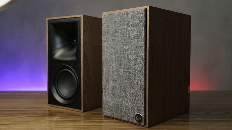 Loa kh&ocirc;ng chỉ h&ocirc;̃ trợ Bluetooth mà còn tích hợp th&ecirc;m các c&ocirc;̉ng ngoại vi