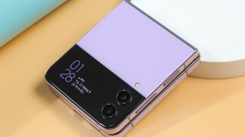 Samsung Galaxy Z Flip4 5G 128GB c&oacute; thiết kế gập đ&ocirc;i độc đ&aacute;o