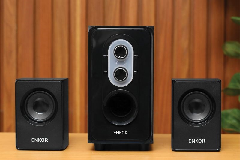 Loa vi t&iacute;nh Enkor E50 gồm 2 loa vệ tinh v&agrave; 1 loa si&ecirc;u trầm