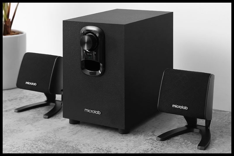 Loa vi t&iacute;nh Microlab M108 được bao phủ bởi m&agrave;u đen thanh lịch