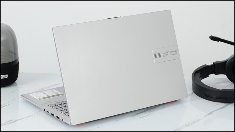Laptop được thiết kế vỏ nhựa với màu bạc sang trọng