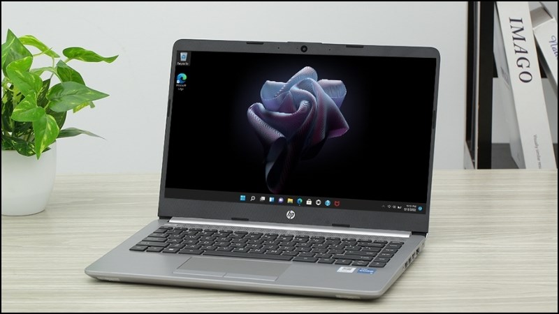 Laptop được thiết kế với cạnh viền mỏng, tông màu bạc hiện đại