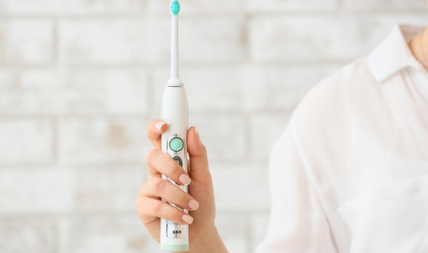 Bạn chải điện là đồ dùng cần thiết nên trang bị