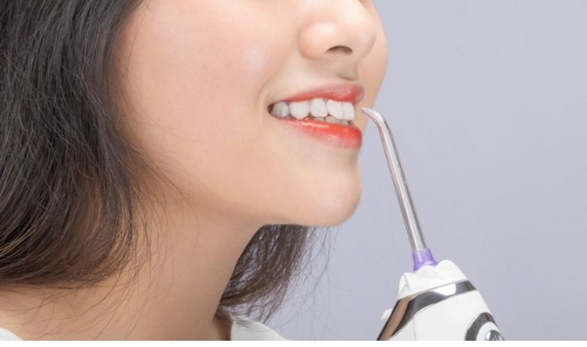 Tăm nước giúp loại bỏ mảng bám vô cùng hiệu quả