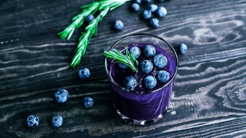Việt quất có chứa rất nhiều vitamin C giúp cải thiện các vấn đề về da như nám da hay lão hóa