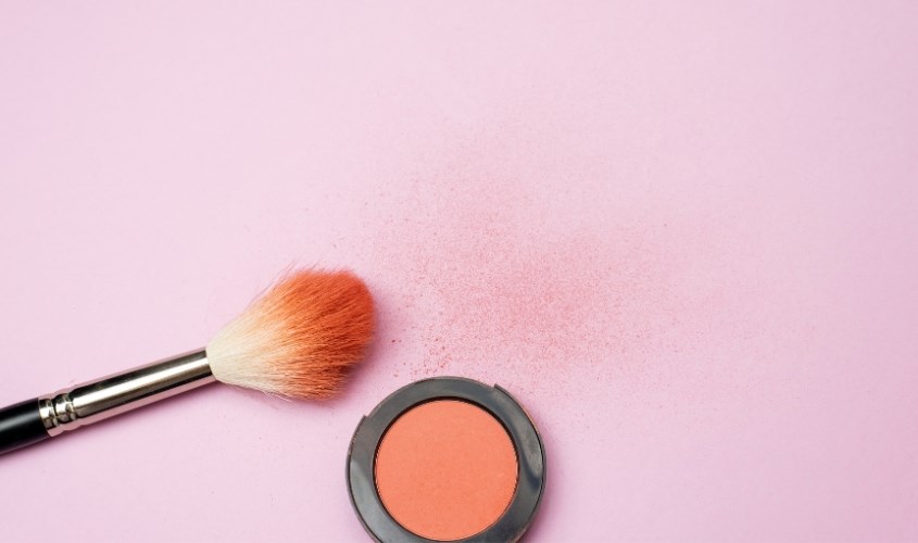 Cọ đánh má hồng có tán mềm và tròn, sợi lông thưa Cọ đánh má hồng có tán mềm và tròn, sợi lông thưa