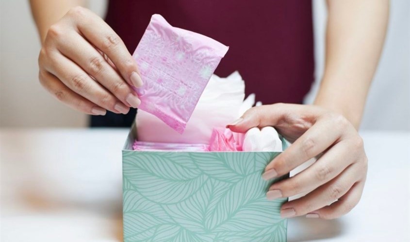 Để sẵn băng vệ sinh trong phòng tắm