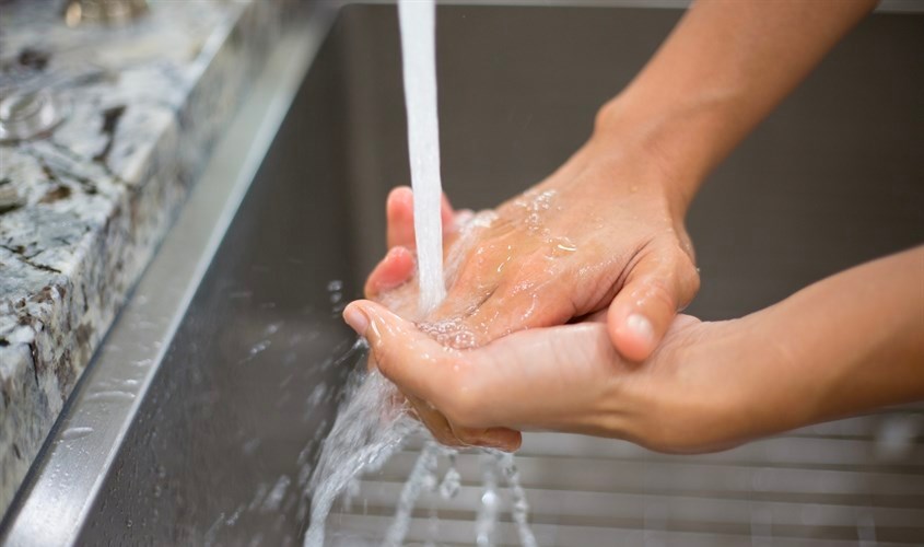 Không rửa tay khi thay băng vệ sinh