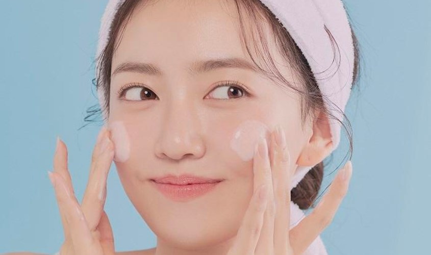 Gel rửa mặt còn có khả năng thu hẹp lỗ chân lông và kiểm soát hiệu quả bã nhờn