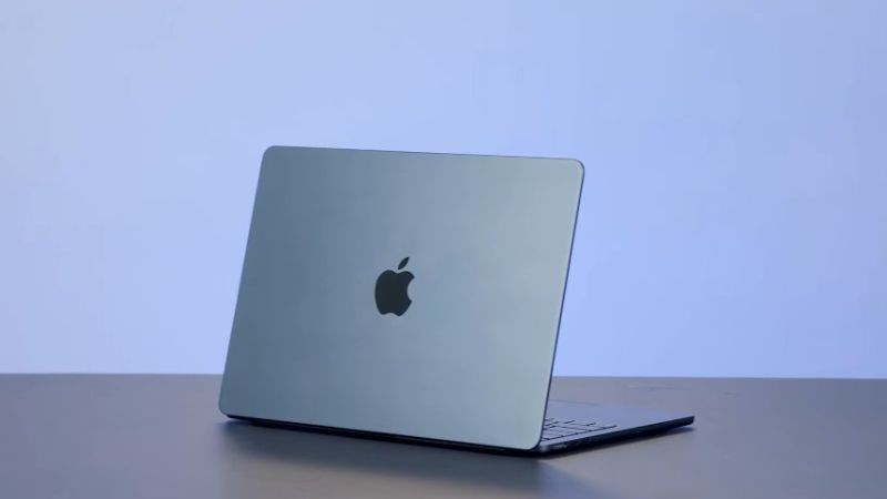 Apple MacBook Air 13 inch M2 2022 (MLY13SA/A) có thiết kế vuông vức nổi bật