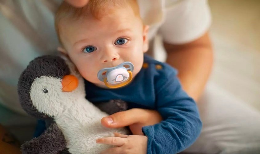 Bộ 2 ti ngậm Philips Avent thông khí SCF080/06 (0 - 6 tháng) - Màu hồng, tím