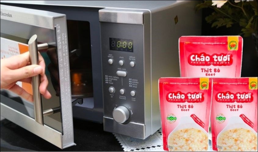 Bạn có thể hâm nóng cháo tươi bằng lò vi sóng với nhiệt độ phù hợp