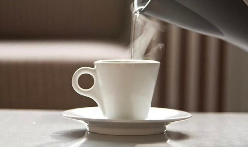 Mẹ nên pha cốm với nước sôi và uống khi cốm còn ấm