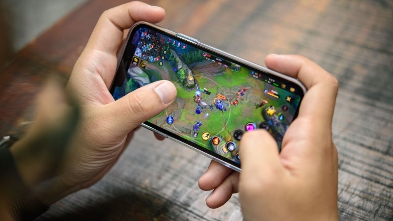iPhone 12 Pro Max cho phép thời gian chi&ecirc;́n game được thoải mái