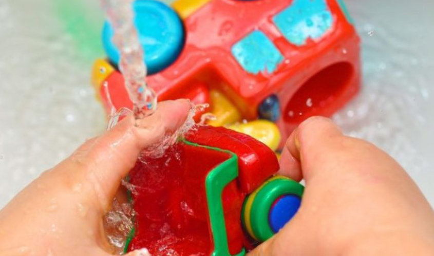 Dùng tinh dầu cam để khử trùng đồ chơi cho bé