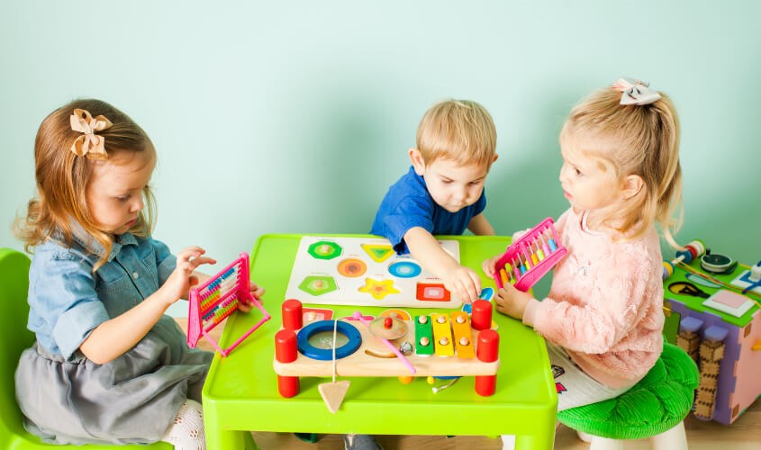 Ngay từ tuổi sơ sinh, bé đã có thể chơi đồ chơi