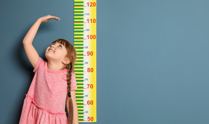 Tương tác với đồ chơi tạo cơ hội để trẻ nhìn ngắm, vận động tay chân