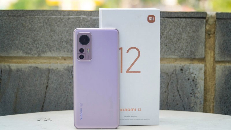 Xiaomi 12 5G có hiệu năng mạnh mẽ và có 3 camera dọc