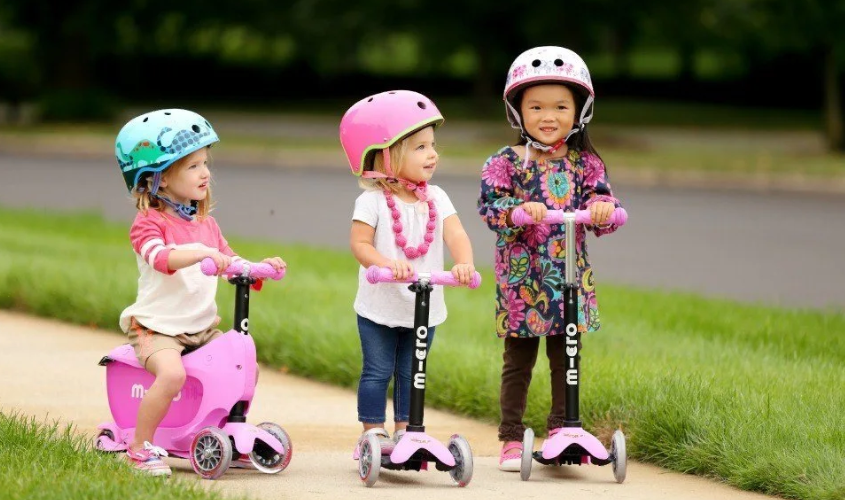 Bé làm quen với xe