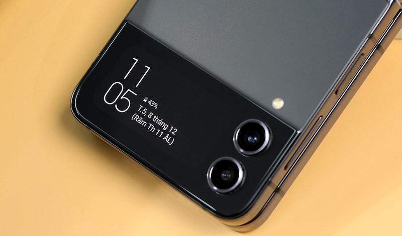 . Samsung Galaxy Z Flip4 có vẻ ngoài cuốn hút và bắt mắt, có độ bền tốt hơn so với các thế hệ cũ