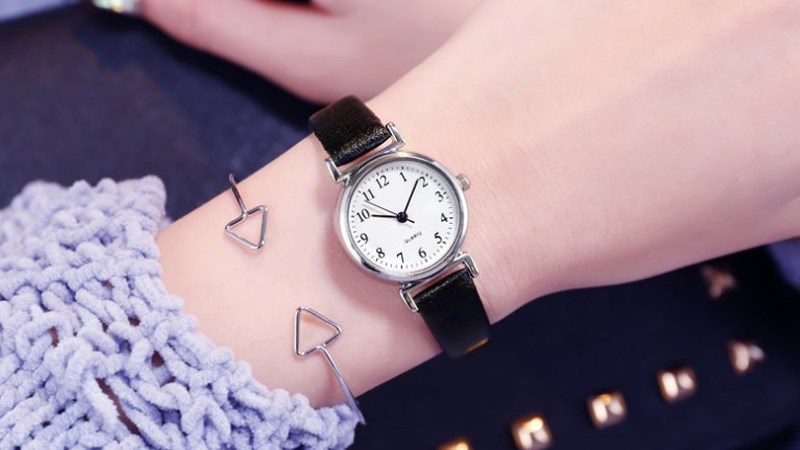 N&ecirc;n chọn c&aacute;c mẫu đồng hồ k&iacute;ch cỡ nhỏ gọn, thiết kế tối giản, tiện dụng