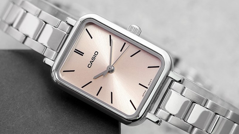 Thiết kế nổi bật với gam m&agrave;u bạc b&oacute;ng lo&aacute;ng, thời thượng