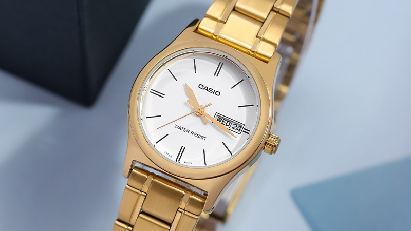 Kiểu d&aacute;ng đơn giản, m&agrave;u v&agrave;ng rạng rỡ gi&uacute;p tạo điểm nhấn cho mọi phong c&aacute;ch