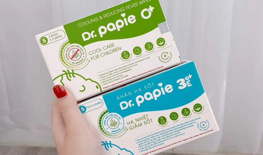Khăn hạ sốt Dr.papie 0+ (xanh lá) và Khăn hạ sốt Dr.papie 3mo+ (xanh biển)
