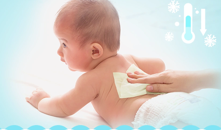 Sử dụng khăn hạ sốt Dr Peige để lau toàn thân cho bé