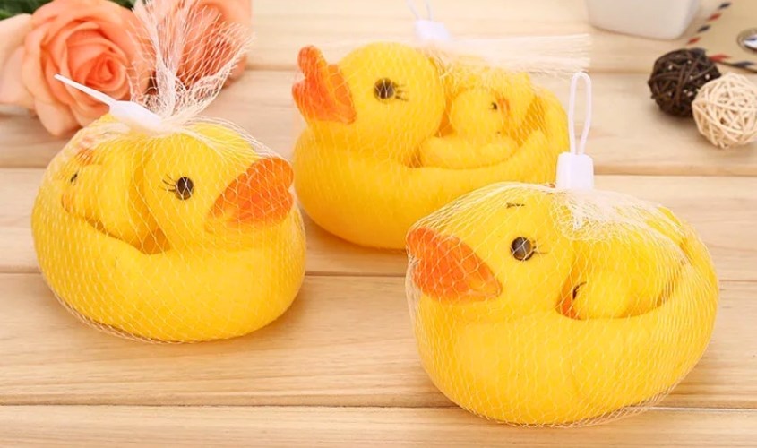 Đồ chơi vịt bóp ra âm thanh