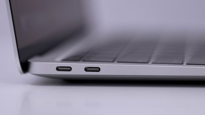 MacBook Air M2 có th&ecirc;m c&ocirc;̉ng MagSafe với khả năng sạc nhanh trong 30 phút