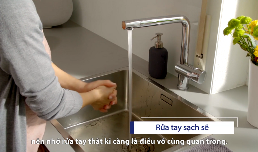 Rửa tay thật sạch trước khi pha sữa