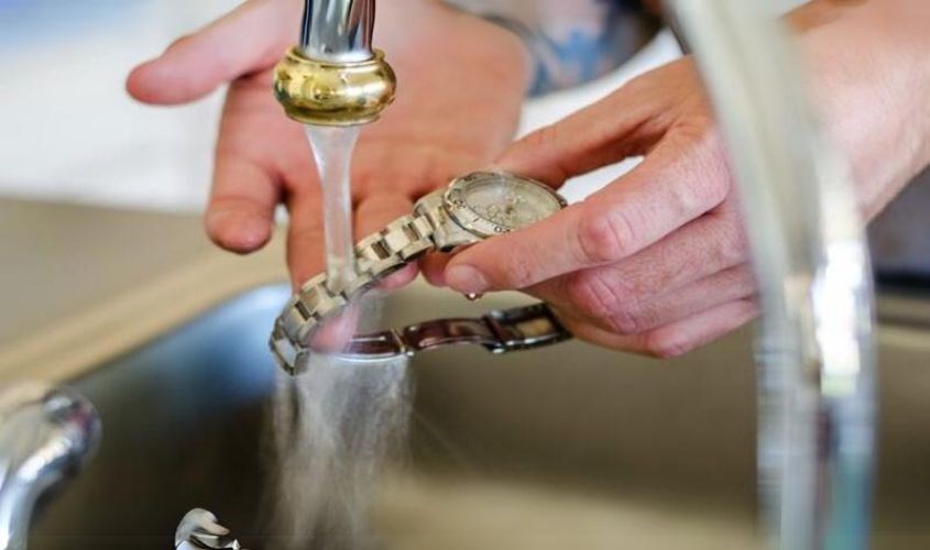 xả dưới vòi nước