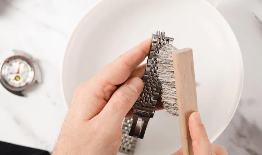 ngâm và dùng bàn chải mềm chà