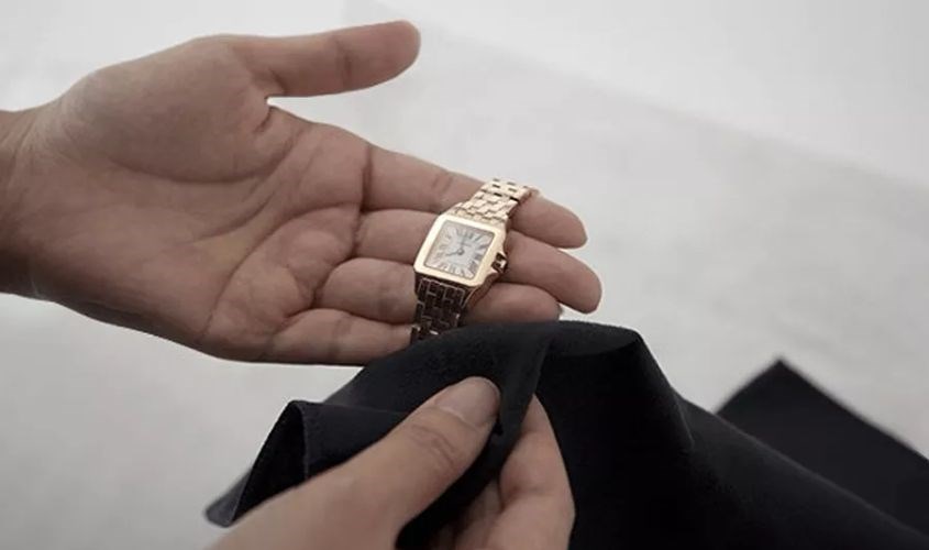 dùng khăn mềm lau