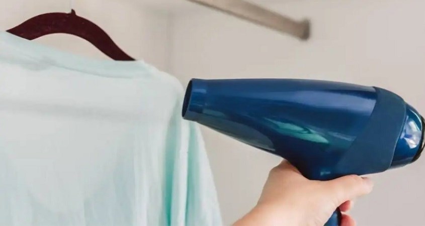 Hong khô áo bằng máy sấy tóc