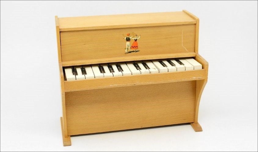 Món đồ chơi mô hình đàn gỗ khiến bé yêu thích thú