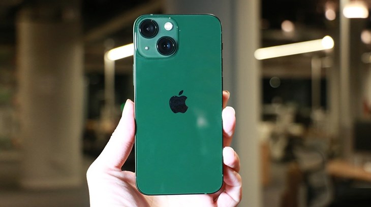 Điện thoại iPhone 13 với phiên bản màu xanh lá tươi mát, lạ mắt Điện thoại iPhone 13 với phiên bản màu xanh lá tươi mát, lạ mắt