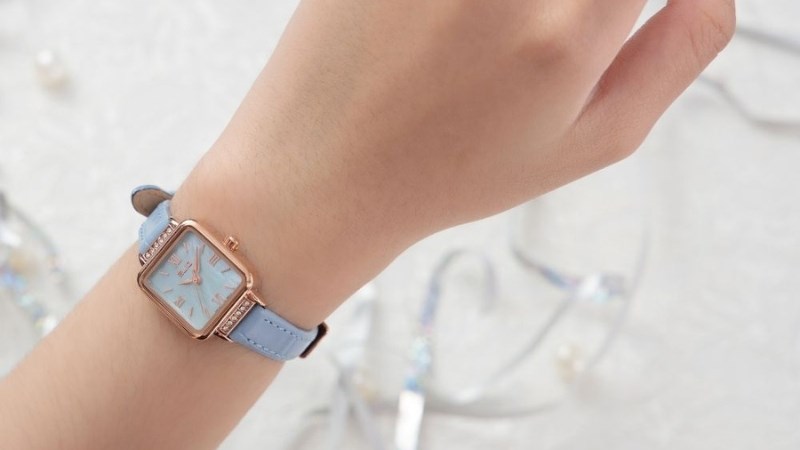 Thiết kế nữ tính với dây đồng hồ màu xanh dương nhạt Thiết kế nữ tính với dây đồng hồ màu xanh dương nhạt