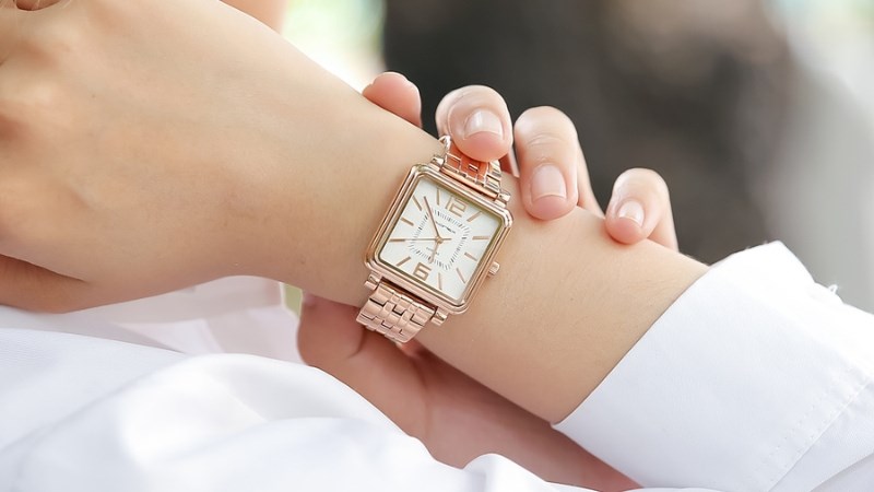 Mặt vuông được chế tác kỹ càng giúp nâng cao độ tinh tế cho người dùng Mặt vuông được chế tác kỹ càng giúp nâng cao độ tinh tế cho người dùng