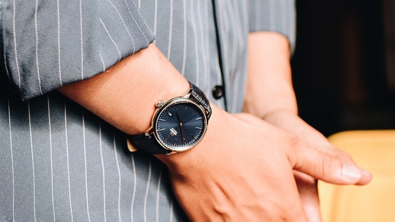 Mặt xanh và các chi tiết thừa được lược bỏ giúp nổi bật các vạch số Mặt xanh và các chi tiết thừa được lược bỏ giúp nổi bật các vạch số