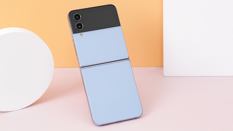 Điện thoại gập dọc độc lạ, thiết kế đẹp mắt, tạo vẻ ngo&agrave;i s&agrave;nh điệu cho bạn