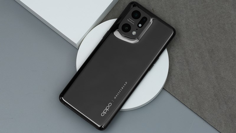 Mặt lưng bằng gốm cao cấp cho bề mặt nhẵn mịn, b&oacute;ng s&aacute;ng, chịu lực tốt