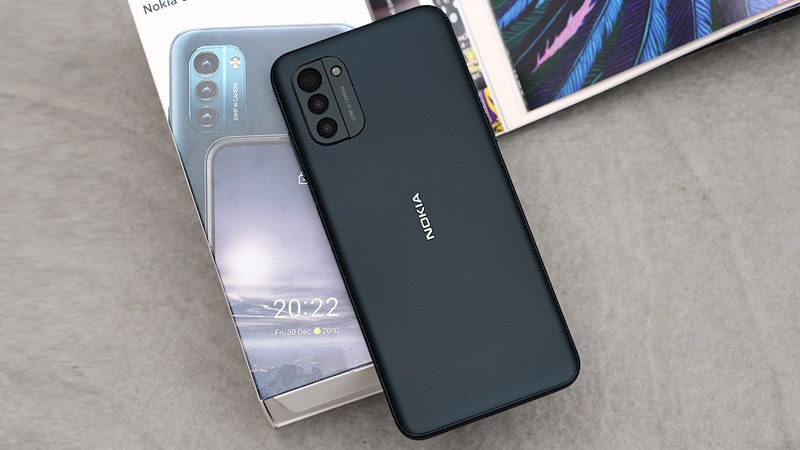 Thiết kế năng động, gọn đẹp, mặt lưng hạn chế b&aacute;m dấu v&acirc;n tay