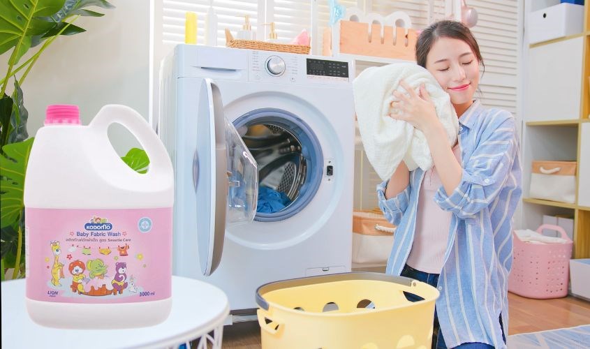 Nước giặt xả quần áo cho bé Kodomo Sweetie Care hương thảo can 3 lít