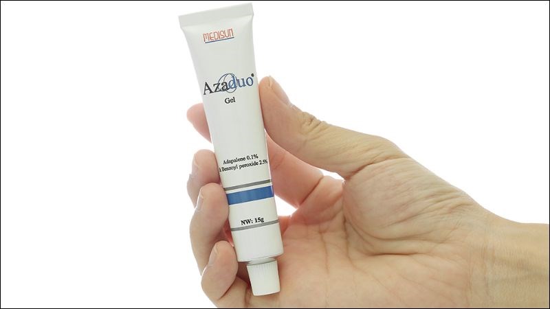 Trị viêm nang lông bằng cách dùng thuốc bôi chứa Benzoyl peroxide như Azaduo Gel