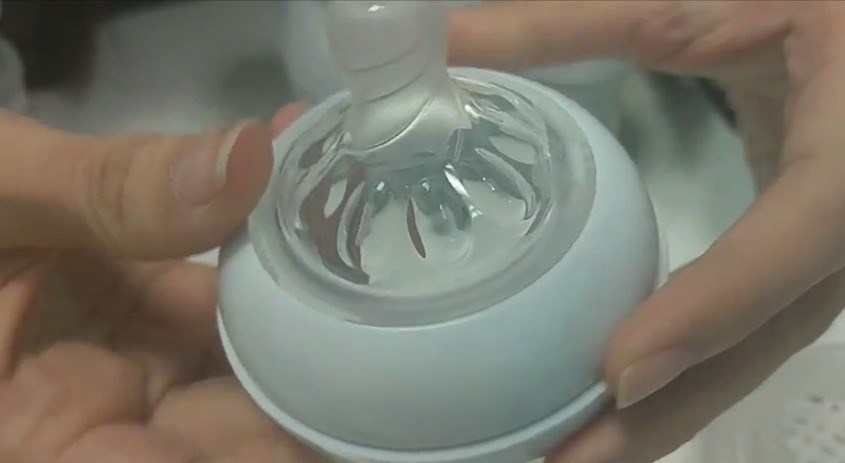 Dùng tay xoa bóp van chống sặc